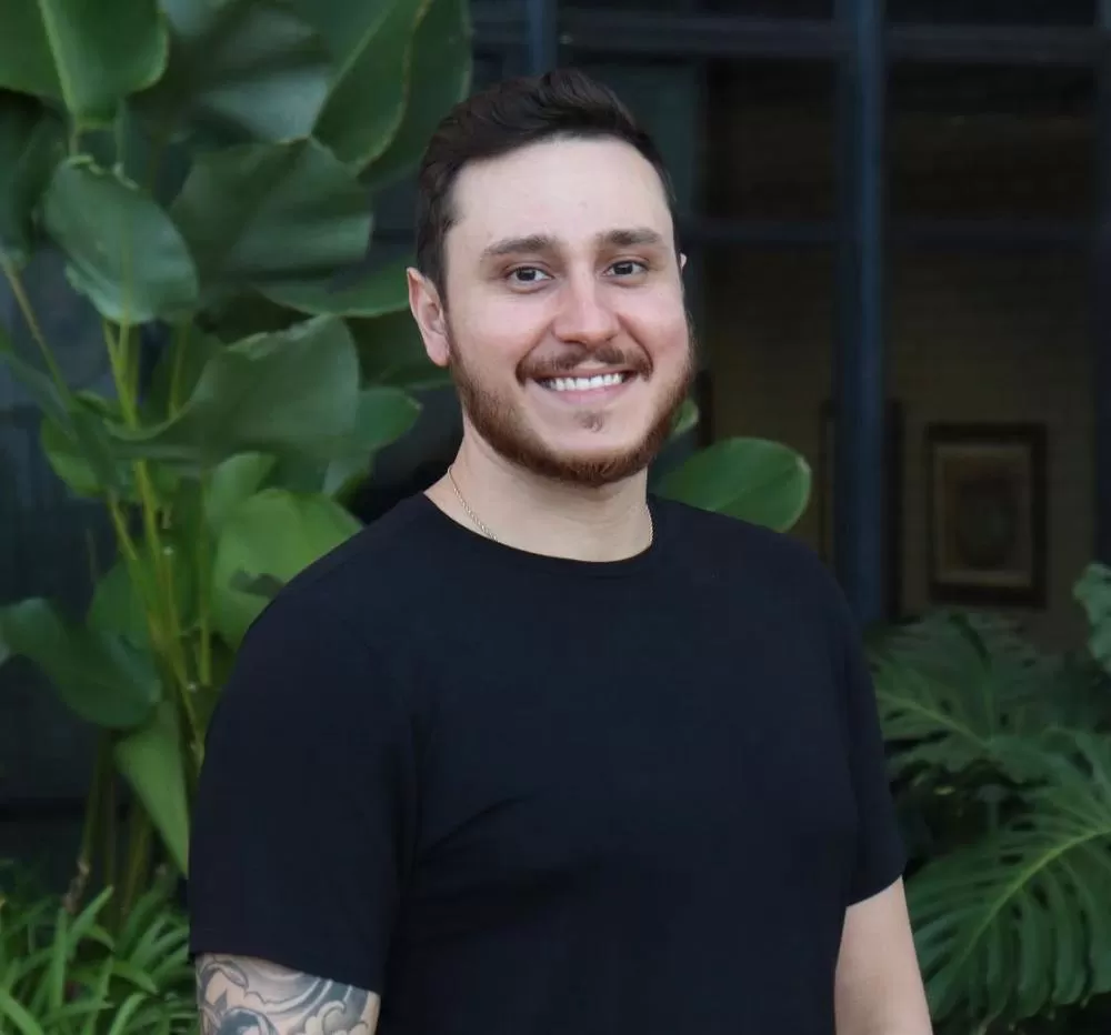 Vereador Lucas Ganem retoma mandato, mesmo com decisão por cassação