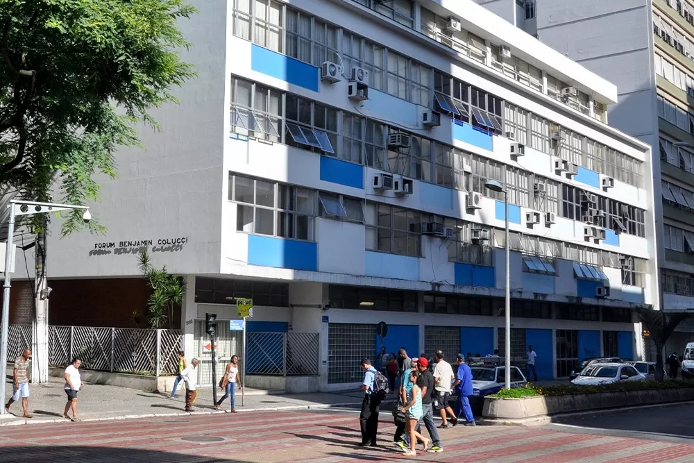 Homem é condenado a mais de 43 anos por feminicídio em Juiz de Fora