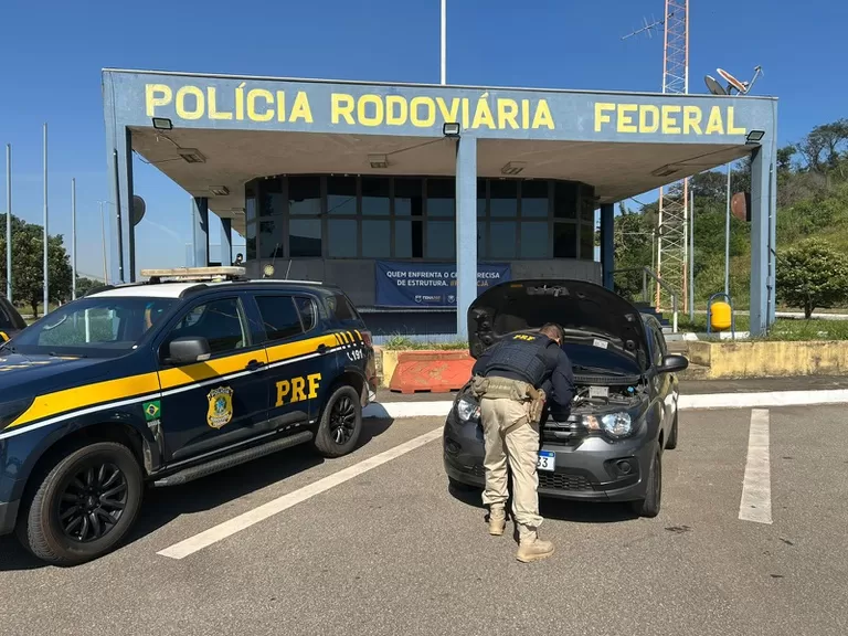 PRF recupera veículo furtado e prende motorista na BR-381, em Betim