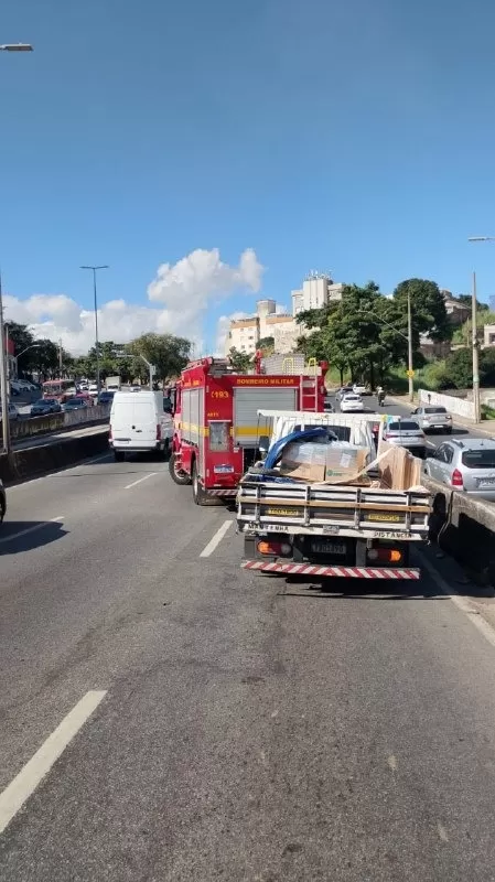 Colisão entre caminhão, moto e carro mobiliza os bombeiros na Av Cristiano Machado 