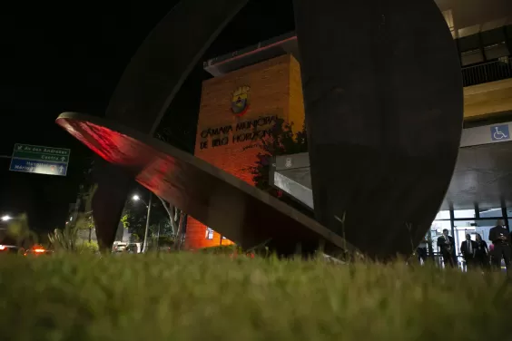 Fachada da Câmara de BH ganha iluminação especial em campanha de proteção à infância