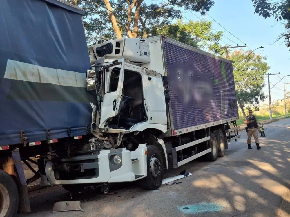 Colisão entre caminhões deixa motorista preso às ferragens em Alfenas