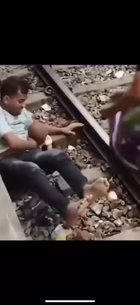 Pai se deita nos trilhos e salva filho de trem em Bangladesh