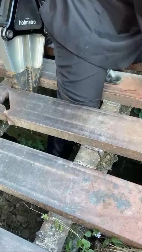 Homem fica com a perna presa em mata-burro durante trabalho em casamento em Betim