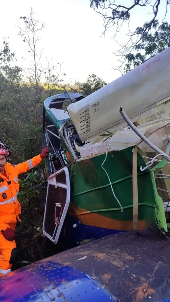Avião agrícola cai em área de mata em João Pinheiro e piloto morre no local