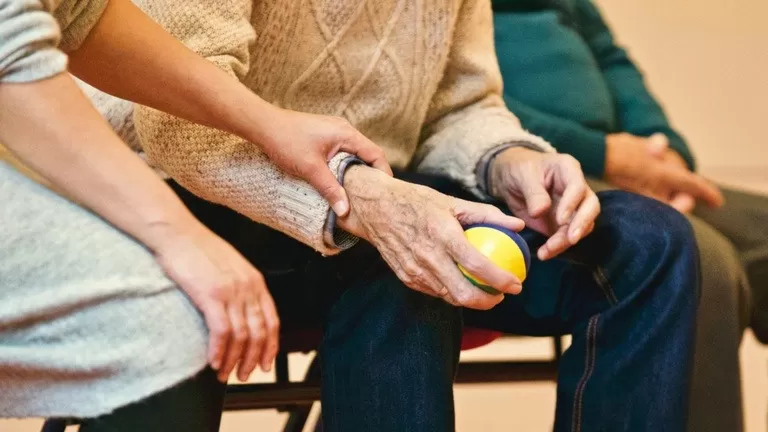 Projetos sobre Alzheimer, prioridade para idosos e pontos de ônibus entram na pauta da Câmara de BH