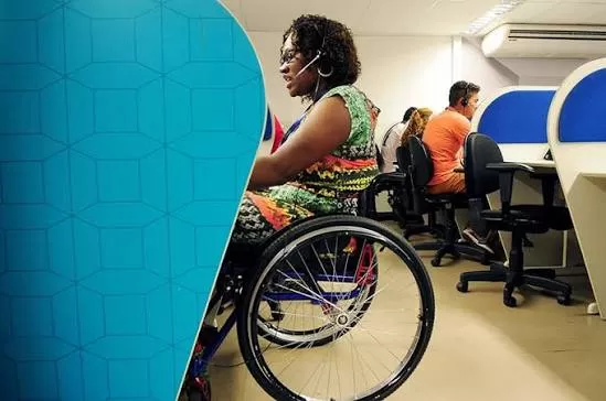 Comissão do Senado aprova proposta que garante acompanhante a pessoas com deficiência em consultas