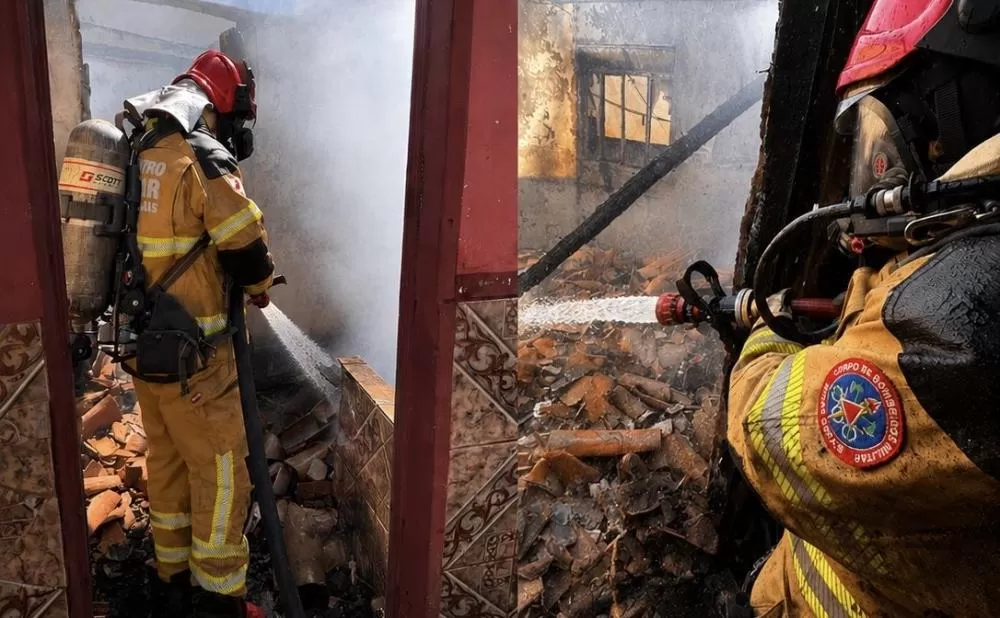 Incêndio destrói parte de residência em Lagoa Dourada