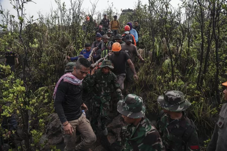 Erupção de vulcão na Indonésia deixa três turistas mortos