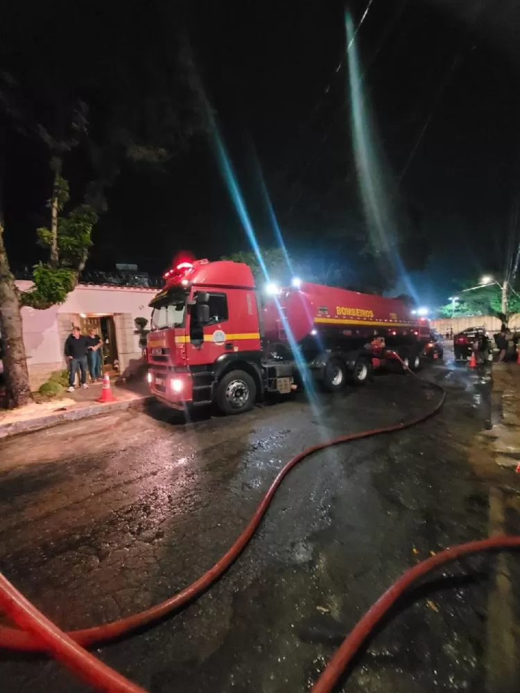 Incêndio em residência mobiliza bombeiros e resulta em resgate de animais no Planalto