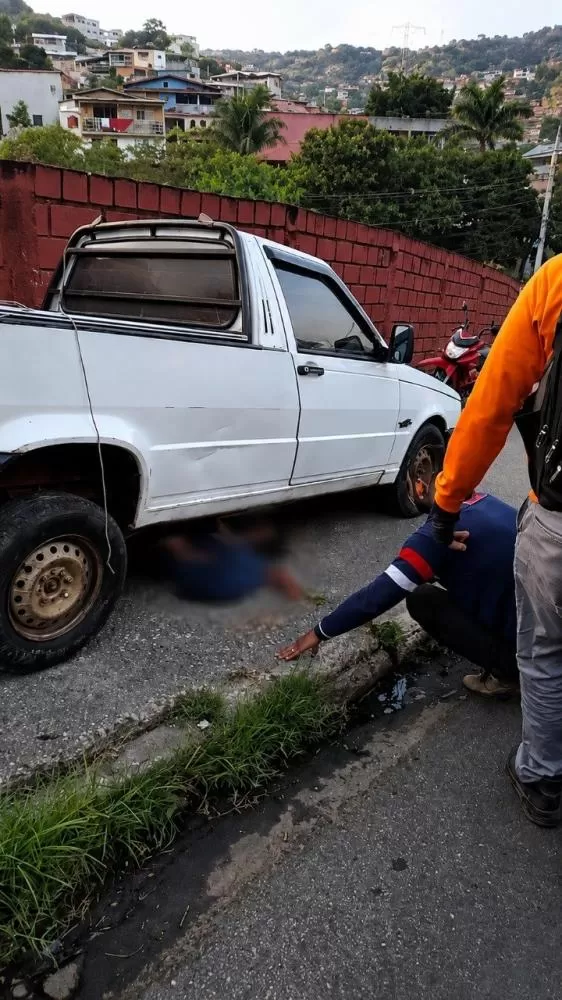 Carro desgovernado atropela três homens após pane mecânica em Ibirité