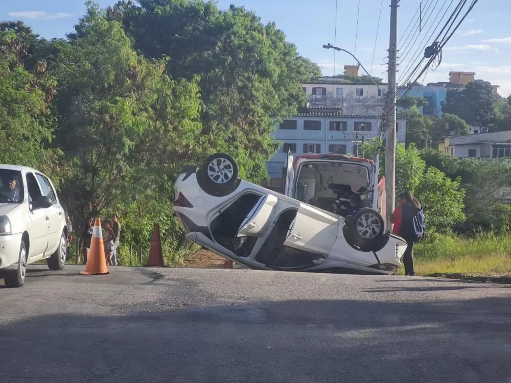 Batida entre carros termina em capotamento no bairro Serra Verde, em BH