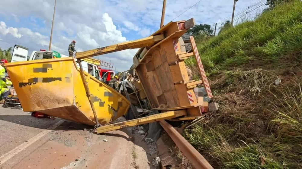 Caminhão capota na BR-381 e motorista fica preso às ferragens em Betim