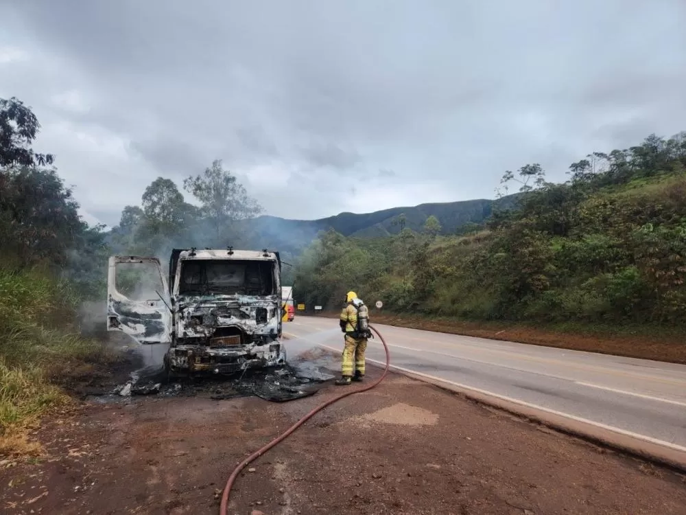 Caminhão fica totalmente destruído após incêndio na BR-040