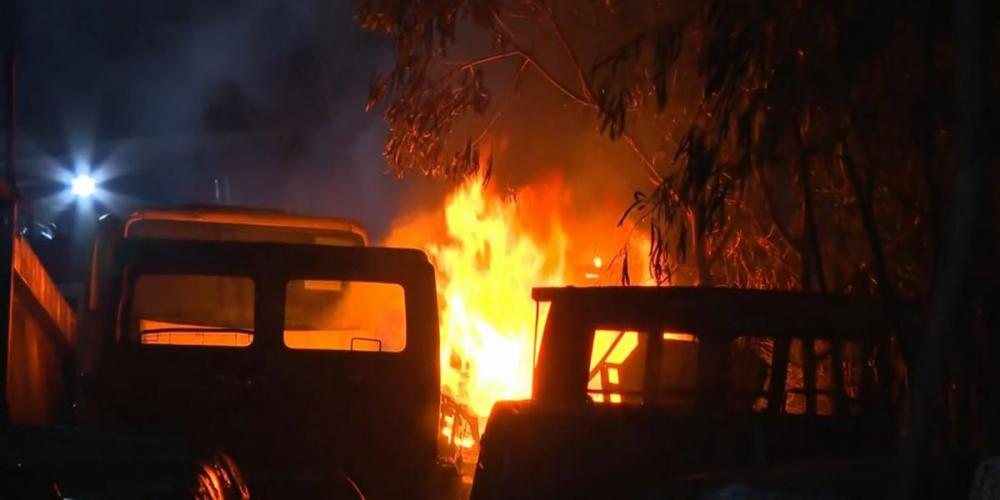 Incêndio destrói 17 carros em pátio da Prefeitura de Vespasiano nesta madrugada