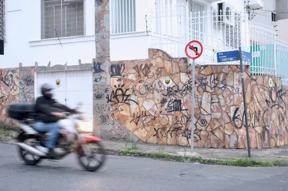 BH aprova lei que prevê multa de até R$ 20 mil para quem pichar a cidade