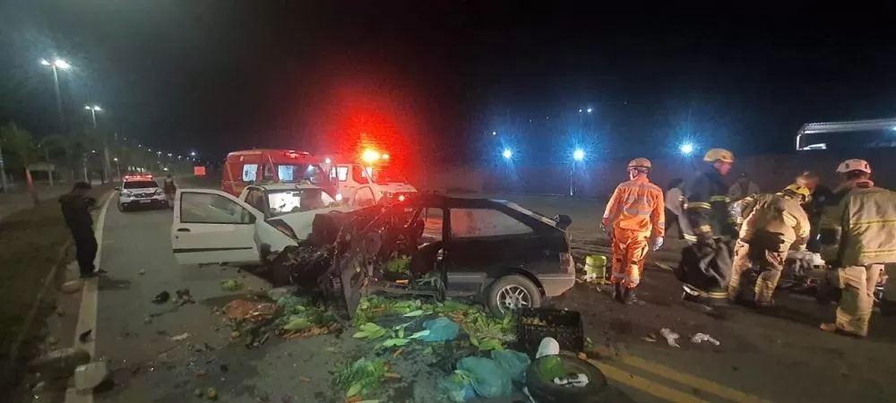 Colisão frontal entre dois carros deixa quatro feridos na MGC-491