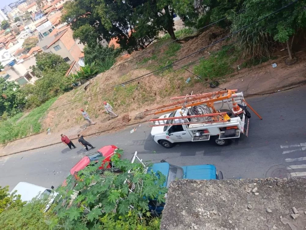 Caminhão de coleta bate em poste e deixa fiação caída no Barreiro