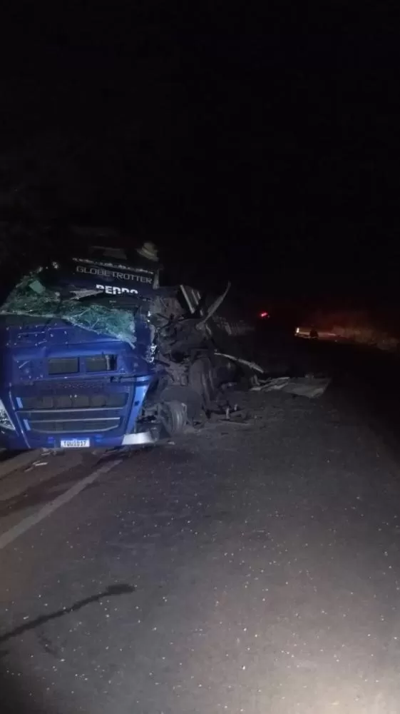 Colisão frontal entre carretas deixa motorista morto na MGC-455, em Planura