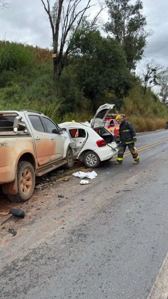 Motorista fica preso às ferragens após batida entre ônibus, carro e caminhonete na BR-354