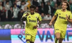 Atlético avança nas conversas pelo volante Fred do Fenerbahçe 