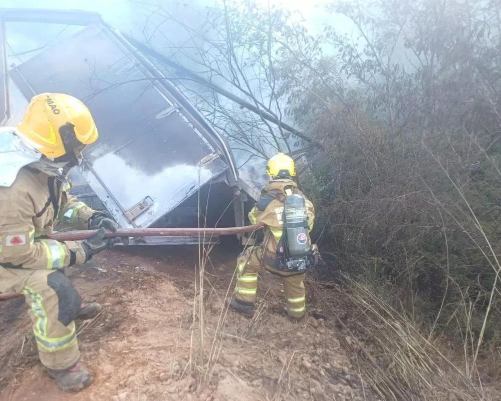 Caminhão carregado com 9 toneladas de abacaxi capota e pega fogo na BR-251, em Francisco Sá