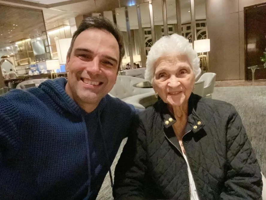 Mãe de Tadeu Schmidt morre aos 92 anos e apresentador faz desabafo emocionante