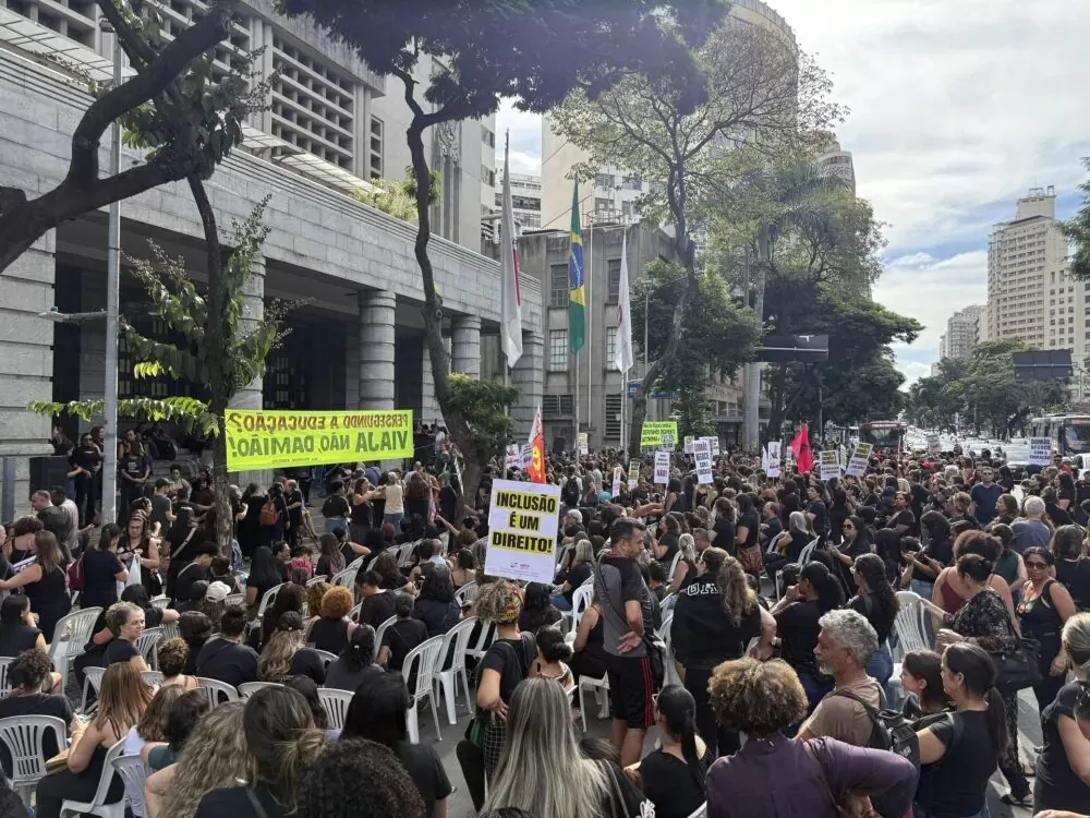 Greve dos professores em Belo Horizonte completa um mês em meio a impasse entre categoria e prefeitura