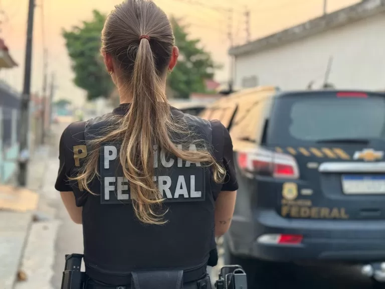 Polícia Federal cumpre 20 mandados em operação contra esquema de tráfico internacional de drogas