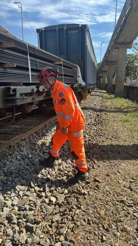 Jovem fica gravemente ferido após ser atropelado por trem em Juiz de Fora