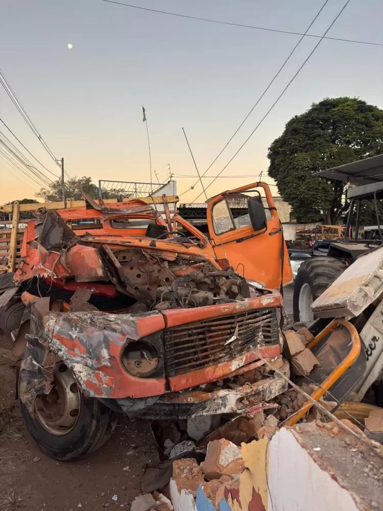 Caminhão perde controle após batida e atinge loja de tratores em Três Corações