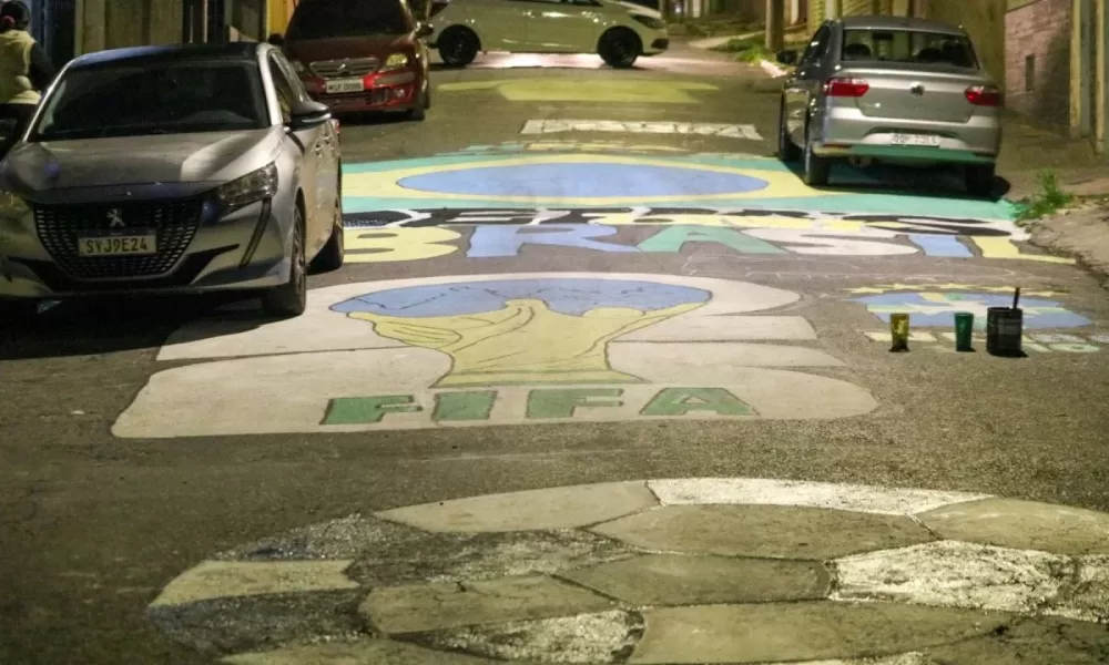 Rua ganha cores da Seleção e moradores entram no clima da Copa em Belo Horizonte