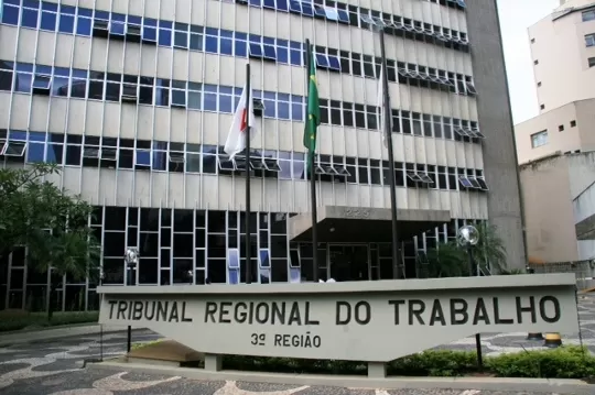 Empresa é condenada após demitir funcionária por justa causa e recusar atestados médicos do SUS