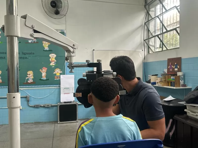 Projeto “Ver e Viver” entrega óculos de grau a estudantes da rede municipal de Contagem