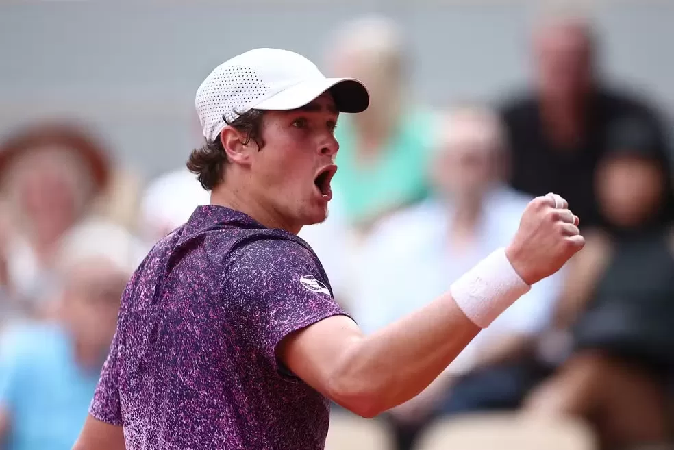 João Fonseca vira sobre Novak Djokovic em Roland Garros e avança às oitavas