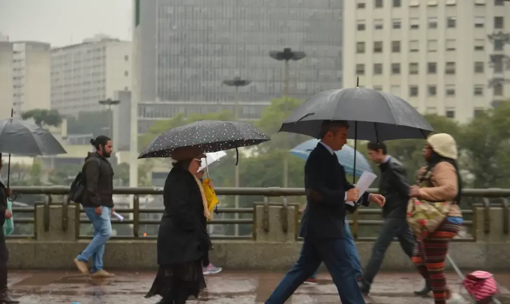 Chuva retorna a capital mineira e Defesa Civil emite alerta meteorológico válido para as próximos horas