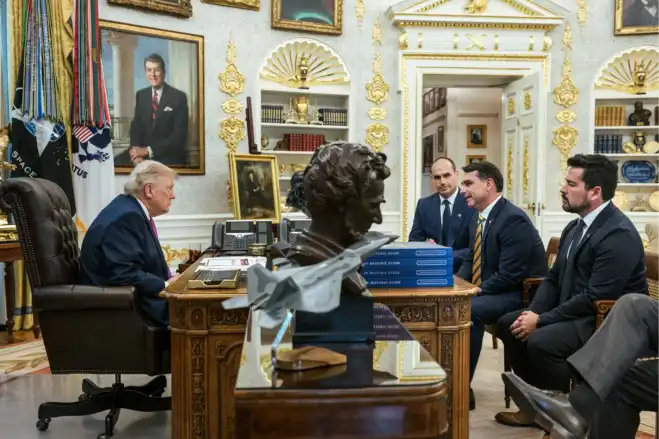 Trump publica nova foto com Flávio Bolsonaro após proposta de tarifa de 25% sobre produtos brasileiros