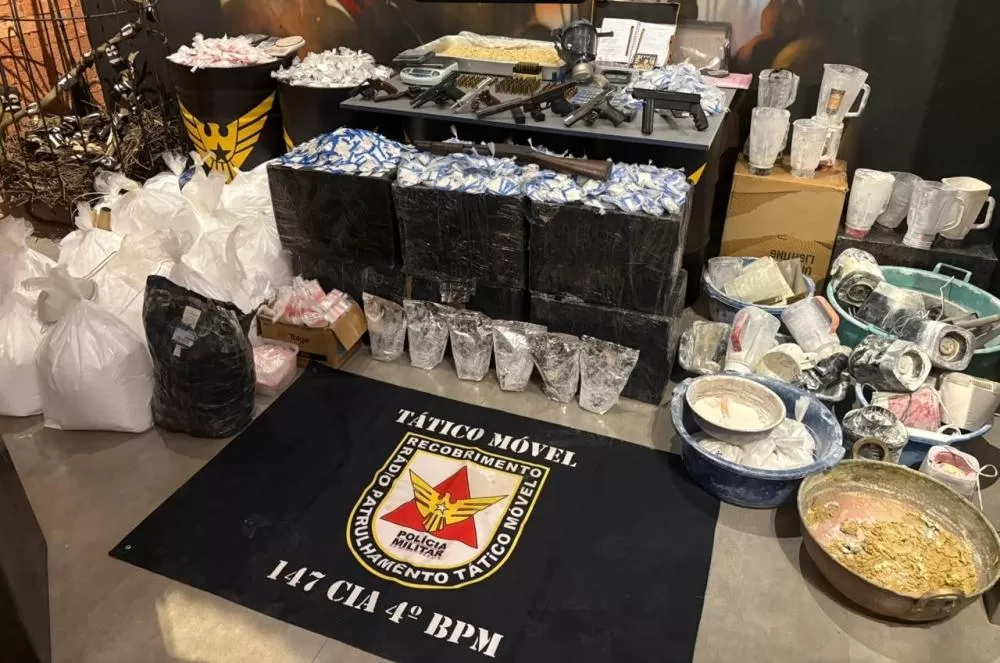 Operação da PM apreende arsenal de armas, drogas e prende suspeitos em Uberaba