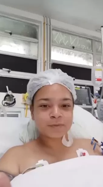 Médico que salvou jovem em ataque de tubarão no Recife visita jovem na UTI