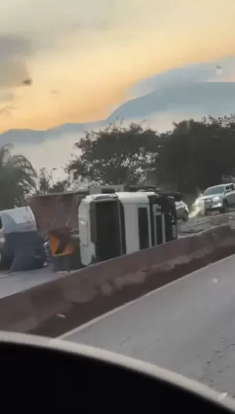 Acidente entre caminhão, carreta e carro deixa um morto na BR-381