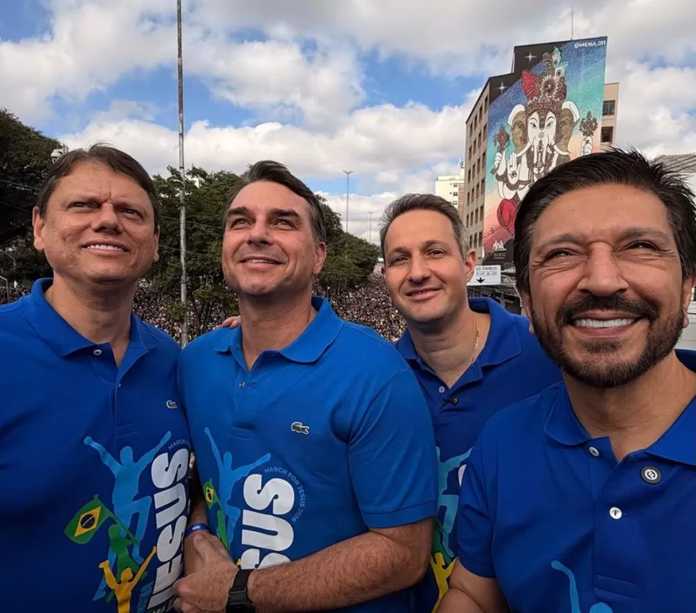 Flávio Bolsonaro participa da Marcha para Jesus e faz críticas ao governo federal