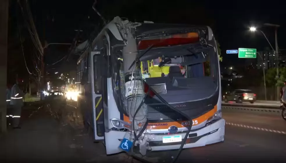 Ônibus metropolitano perde freio, atinge carros e derruba poste na Região Oeste de BH