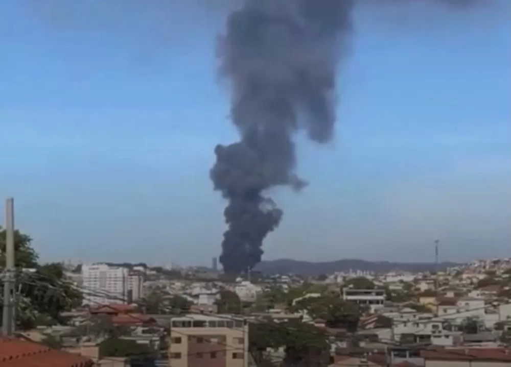 Incêndio atinge garagem de ônibus em BH e destrói cerca de 20 veículos no Dom Cabral