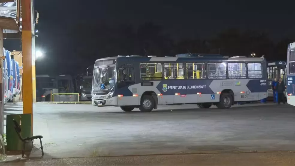 Incêndio em garagem de ônibus em BH causa prejuízo milionário e destrói 27 veículos