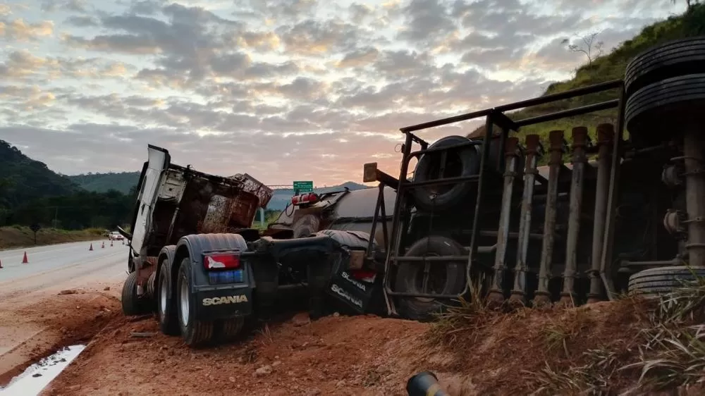 Carreta com 46 mil litros de combustível tomba em Antônio Dias e o vazamento da carga provoca risco de contaminação ambiental na região