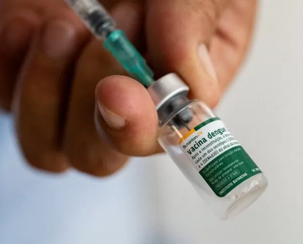 Minas segue orientação do Ministério da Saúde após suspensão da vacina contra dengue do Butantan