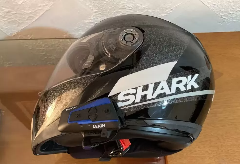Mulher é presa após furtar capacete de vizinho para evitar atraso no trabalho em MG