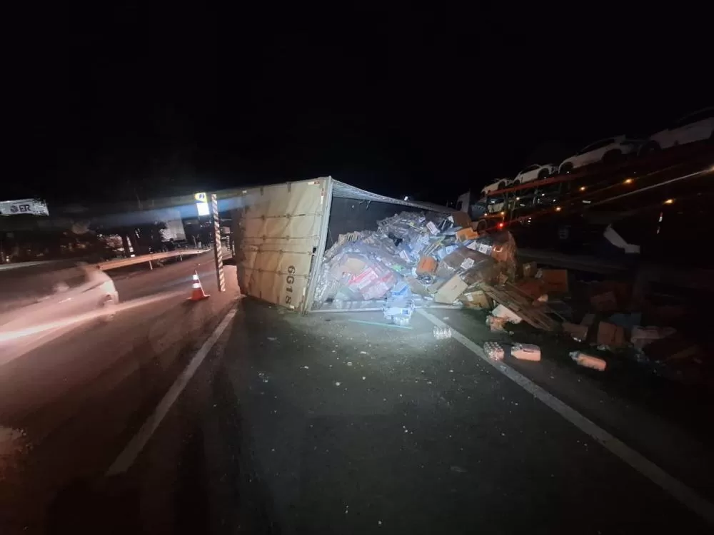 Motorista é resgatado das ferragens após caminhão capotar na BR-381, em Oliveira