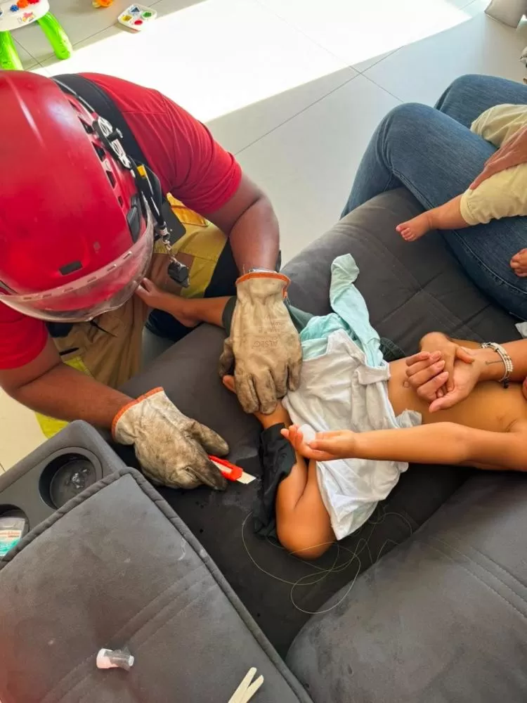 Menino de 3 anos fica preso em sofá após brincar com supercola e mobiliza Bombeiros em Betim