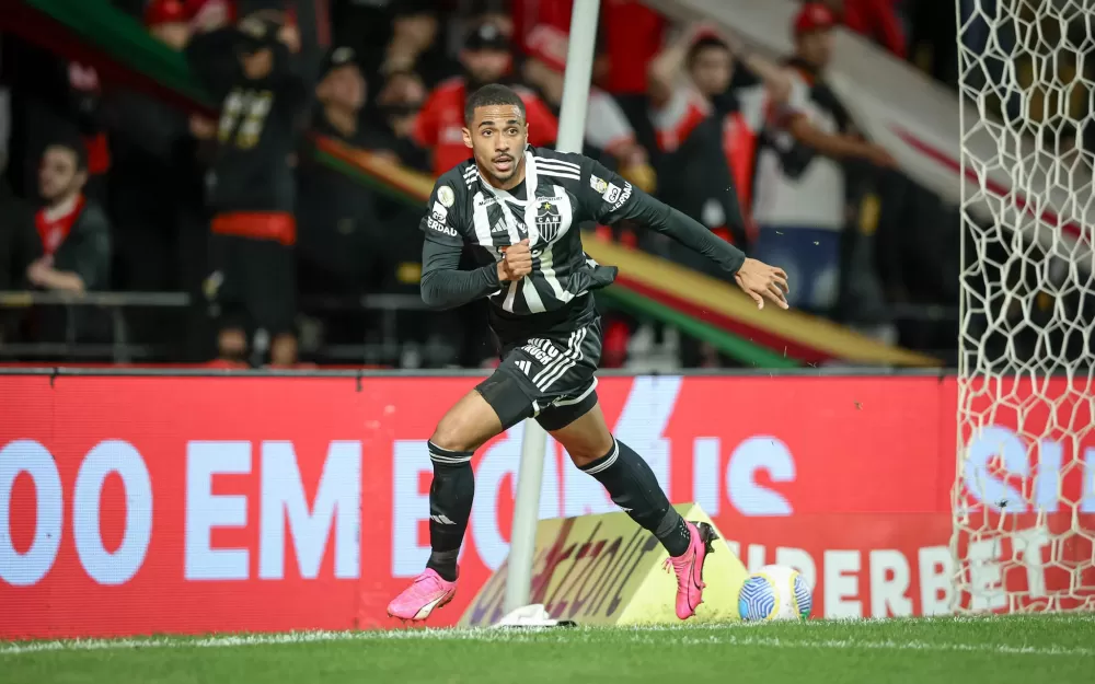 Após passagem pelo futebol português, Rômulo retorna ao Atlético e fica fora dos planos do clube alvinegro